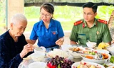 Đoàn viên thanh niên công an Bình Phước thăm mẹ Việt Nam Anh hùng