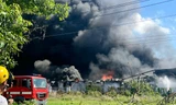 Khói lửa trùm kín nhà xưởng ở Bình Dương, hàng chục người chữa cháy