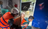 Mưa kinh hoàng, người dân ở Bình Dương bật khóc nhìn nhà ngập lụt, tan hoang