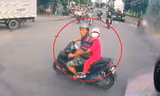 Video: Người đàn ông đi xe máy chở con nhỏ 'đánh võng' và chặn đầu xe tải