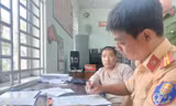 Xử phạt, tịch thu phương tiện người cụt một tay lái xe máy ‘diễn xiếc’ trên đường ở Bình Dương 