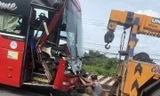 Tai nạn liên hoàn, lơ xe khách thoát chết nhờ ra sau kiểm vé