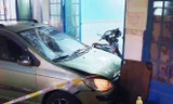 Bốn người bị thương khi ô tô ‘điên’ tông liên hoàn trước khi lao vào nhà dân