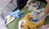 Hai bé sơ sinh bị mẹ bỏ rơi ở Bình Dương