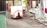 CLIP: Vừa đi vừa bấm điện thoại, cô gái bị xe tải tông lọt gầm và đứng dậy như chưa có gì xảy ra