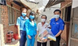 Tuổi trẻ đất Thủ đến gõ cửa từng nhà, phát quà cho người khó khăn