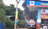 Xe bồn bốc cháy dữ dội tại cửa hàng xăng dầu bên quốc lộ 13