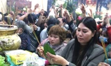 Người dân được phát đồ ăn khi đến Lễ hội Miếu Bà Thiên Hậu
