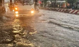 Mưa lớn ở Bình Dương, nhiều đường hóa sông