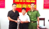 Nam sinh lớp 3 đến công an trả lại tiền nhặt được trên đường