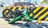 Mô tô lật ngửa, tài xế đi cấp cứu sau khi lao vào dải phân cách