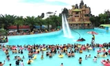 Du khách đổ xô tới khu Đại Nam 'giải nhiệt' ngày 30/4