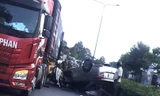 Va chạm với xe container khiến ô tô phơi bụng, người dân giải cứu tài xế 