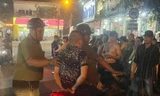 Người đàn ông trẻ tuổi bị đâm gục giữa đường khi đang chở vợ con đi dạo