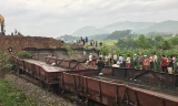 Sạt lở chưa từng có ở Yên Bái, 7 toa tầu vùi trong đất đá