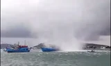Vòi rồng xuất hiện tại cảng cá thị trấn An Thới nhấn chìm một tàu cá.