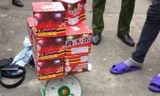 Nam thanh niên giấu 10 hộp pháo giàn trong cốp xe.