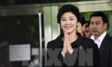 Cựu Thủ tướng Yingluck Shinawatra rời tòa án tối cao ở Bangkok ngày 21/7. Nguồn: AFP/TTXVN.
