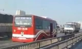 Xe khách chạy ngược chiều trên đường vành đai 3. Ảnh cắt từ clip.