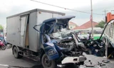 Tài xế kêu cứu trong cabin nát bét sau cú tông kinh hoàng
