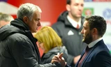 Mourinho bắt tay Lee Johnson của Bristol City. Đây là lần thứ hai Mourinho chịu thất bại trước một đội ở hạng thấp hơn trong thời gian làm việc ở nước Anh. Ảnh: EMPICS Sport.