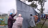 Xúc động hình ảnh người Đà Nẵng dầm mưa dọn dẹp sau bão đón APEC