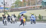 Người đi bộ qua đường nơi không có vạch sơn, biển báo. Ảnh: Thanh Hà