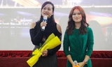 Đạo diễn Hồng Ánh và diễn viên Ngọc Thanh Tâm chia sẻ về bộ phim “Đảo của dân ngụ cư” với khán giả Đà Nẵng. Ảnh: Thanh Trần.