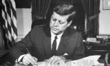 Tổng thống John F.Kennedy tại Nhà Trắng ở Thủ đô Washington, Mỹ ngày 24/10/1962. Ảnh: AFP/TTXVN.