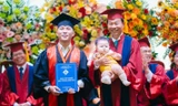 Chuyện xúc động sau video tân bác sĩ TPHCM bế con trai nhận bằng tốt nghiệp