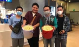 Tranh cãi khán giả Việt mang xô đựng bắp rang miễn phí ở rạp phim
