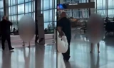 Nữ hành khách khỏa thân gây náo loạn, hành hung nhân viên sân bay
