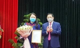 Đồng chí Phạm Minh Chính trao quyết định cho đồng chí Nguyễn Thị Thu Hà.