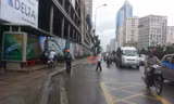 Hú vía vì thanh sắt từ chung cư rơi xuống đường