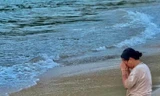 Nhói lòng hình ảnh mẹ quỳ trước biển, ngóng tin con 6 tuổi đi học rồi mất tích