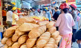 Xếp hàng từ tờ mờ sáng để mua heo quay cúng Thần Tài
