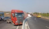 Xe đang lưu thông, 2 thùng container rơi xuống cao tốc Phan Thiết - Dầu Giây