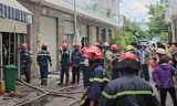 Cháy lớn nhà 4 tầng ở TPHCM, 3 người leo lên sân thượng thoát nạn