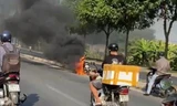 Xe máy bốc cháy ngùn ngụt trên đại lộ Phạm Văn Đồng