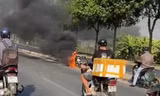 Xe máy bốc cháy ngùn ngụt trên đại lộ Phạm Văn Đồng