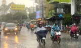 Mưa lớn trút xuống TPHCM sáng sớm, nhiều người không kịp trở tay