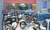 Hầm chui Lê Văn Lương vừa thông xe đã ùn ứ kéo dài