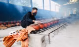 Làng Vũ Đại rực lửa vụ Tết, đeo kính bơi kho cá thâu đêm 