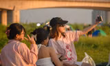 Giới trẻ đổ về chân cầu Vĩnh Tuy cắm trại, chờ 'săn' hoàng hôn trên sông Hồng
