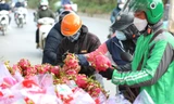 Xe hoa quả bị ùn ứ nơi biên giới quay đầu về Hà Nội chờ giải cứu