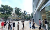 Khách xếp hàng dài quét mã QR vào các trung tâm thương mại Hà Nội