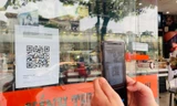 Người dân Thủ đô quét mã QR trước khi mua đồ ăn tại hàng quán