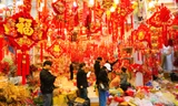 Phố Hàng Mã rực đỏ đón Tết nguyên đán Ất Tỵ