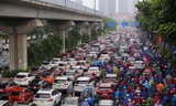 Đường phố Hà Nội ùn tắc cục bộ, người dân 'chôn chân' co ro trong mưa rét sáng đầu tuần