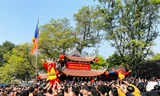'Biển người' chen chân tham dự nghi lễ 'dô ông đám' tại lễ rước pháo Đồng Kỵ